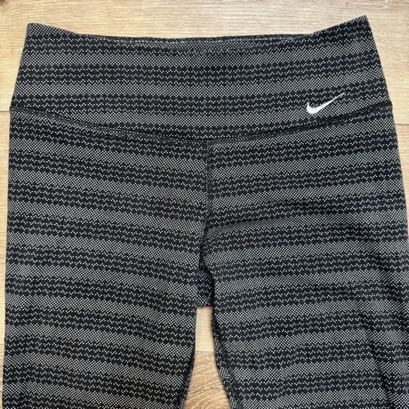 Like New Nike Dri-Fit Black Athletic Leggings Elastic Waist Size Small - Picture 3 of 16